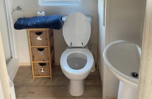 Watchet Cabin | Cabin - Sleeps 4 - Pets Ok - Balcony - Parking