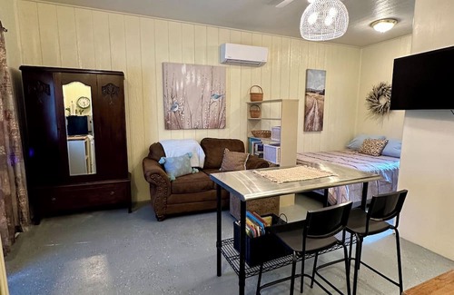 Hallettsville Apartment | Cozy studio with private garage parking in Hallettsville