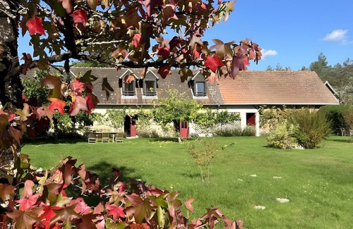 Salbris House | Holiday Home 'Maison De Vacances Le Pré Des Fées' with Lake View, Private Pool and Private Garden