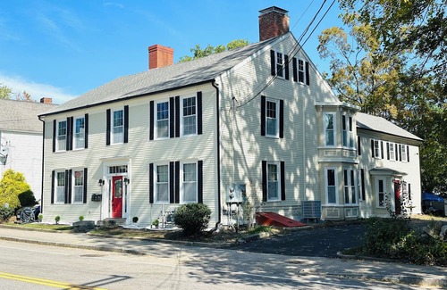 Exeter Apartment | Hale Loft w/kitchen, bath, laundry next to PEA