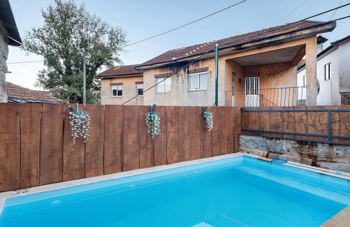 Castelo de Paiva House | Holiday Home 'T2 Da Chica' with Shared Pool, Wi-Fi and Air Conditioning