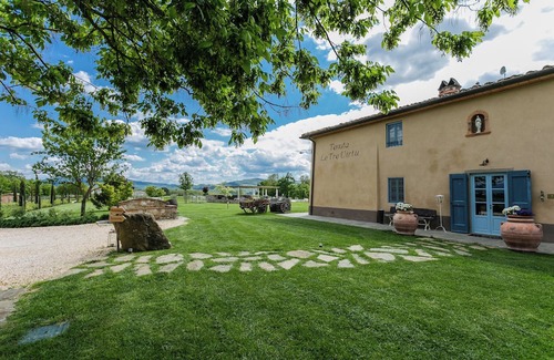 Scarperia e San Piero House | Estate with pool and vineyard in the Tuscan countryside, Mugello, near Florence