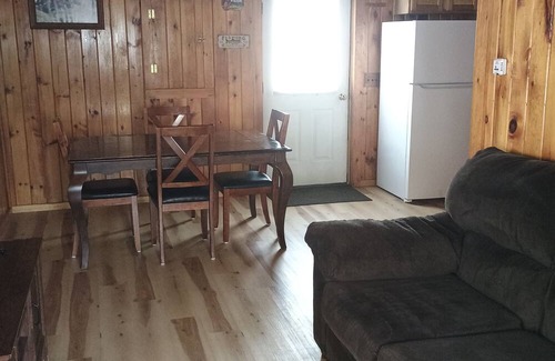 Lincoln Cabin | Delightful cabin with AC in charming Lincoln