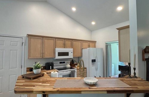 Rockwood House | Shady Grove | Pet-Friendly 2 Kings No Chores