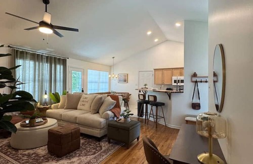 Rockwood House | Shady Grove | Pet-Friendly 2 Kings No Chores