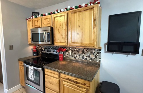 Salina Cottage | Cozy Christmas Cottage No Cleaning Fee!