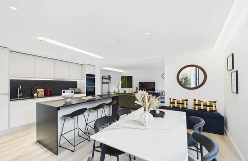 Cathedrals Apartment | Edgy & Modern Balcony Apartment by Borough Market