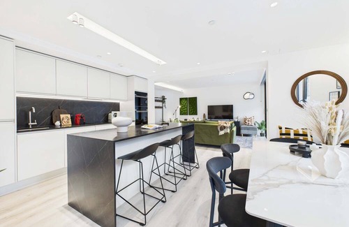 Cathedrals Apartment | Edgy & Modern Balcony Apartment by Borough Market