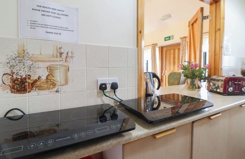 Cymau Cottage | CLWYD SPECIAL RIDING CENTRE, family friendly in Llanfynydd