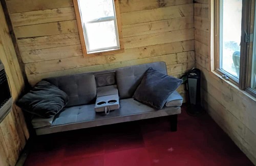 Cass City Cabin | Rustic cabin, quite get away, or hunting Basecamp