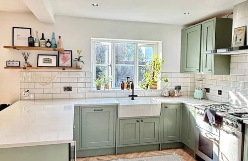 Abergavenny House | Central Abergavenny 4 Bed Home (Ensuites & Garden)