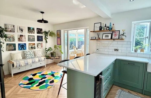 Abergavenny House | Central Abergavenny 4 Bed Home (Ensuites & Garden)