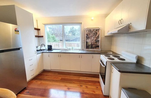 Croydon North House | Between the Yarra Valley, City, wineries. Pets