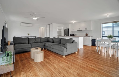 Murray Bridge House | Long Island Retreat: Rosella. Relax and Unwind or Enjoy Endless River Activities