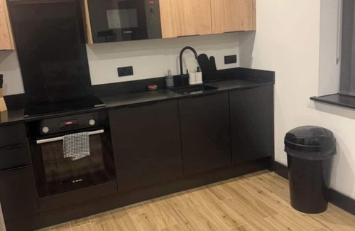 North Finchley Apartment | Luxury and Spacious 1BR Flat Sleeps 4 with Private Patio I Excellent Location