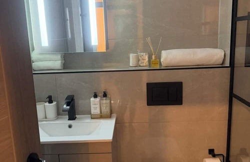 North Finchley Apartment | Luxury and Spacious 1BR Flat Sleeps 4 with Private Patio I Excellent Location