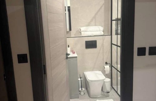 North Finchley Apartment | Luxury and Spacious 1BR Flat Sleeps 4 with Private Patio I Excellent Location