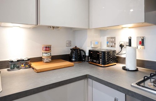 Old St Mellons House | Luxury 6BR, 4 Parking Family & Contractor friendly