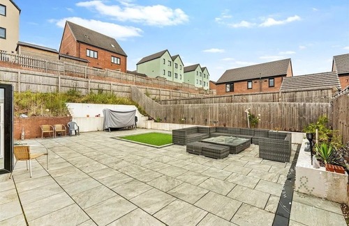 Old St Mellons House | Luxury 6BR, 4 Parking Family & Contractor friendly