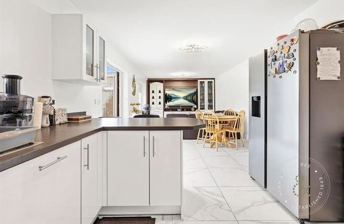 Old St Mellons House | Luxury 6BR, 4 Parking Family & Contractor friendly