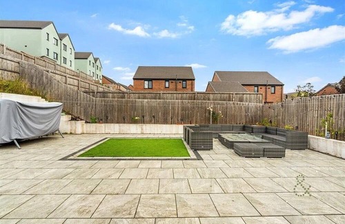 Old St Mellons House | Luxury 6BR, 4 Parking Family & Contractor friendly
