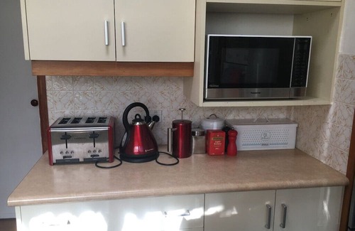 Torbay House | LARGE TORBAY HOME: Short walk to two beaches and Netflix