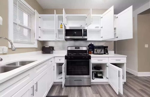 Hartford House | Best Private Group Stay - Sleep 16+ 3 Levels with 3 Baths 2 Kitchens