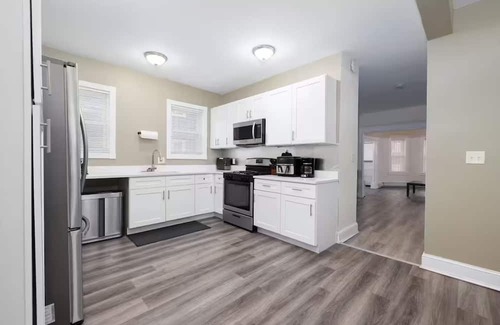 Hartford House | Best Private Group Stay - Sleep 16+ 3 Levels with 3 Baths 2 Kitchens
