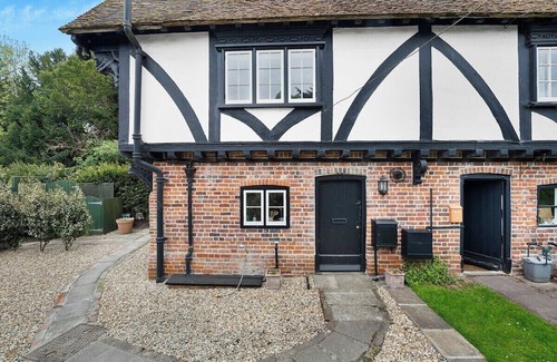 Patrixbourne Cottage | Cosy, family friendly, countryside cottage with fireplace and private parking