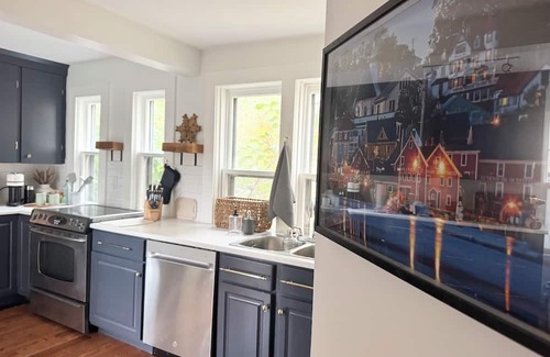 Harbourview House | Lower your anchor and unwind at this harbour side home!