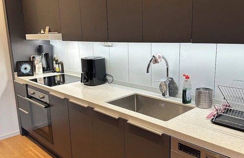 Orebro Apartment | ✨ Modern lyxlägenhet 78 kvm 2 balkonger Golfutsikt AC & 70” TV ✨