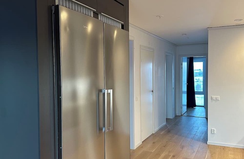 Orebro Apartment | ✨ Modern lyxlägenhet 78 kvm 2 balkonger Golfutsikt AC & 70” TV ✨