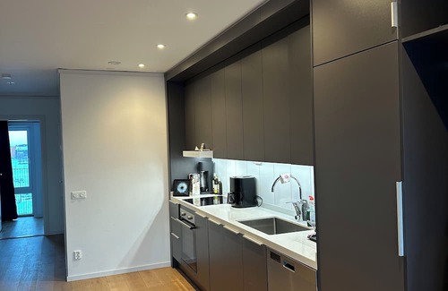 Orebro Apartment | ✨ Modern lyxlägenhet 78 kvm 2 balkonger Golfutsikt AC & 70” TV ✨