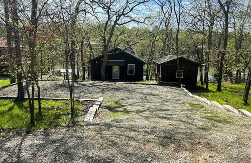 La Cygne Cabin | Ember Lake Retreat LakeFront Getaway LaCygne