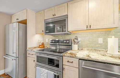 Marshall House | Grape & Vine Cottage · Luxury Main Street Retreat