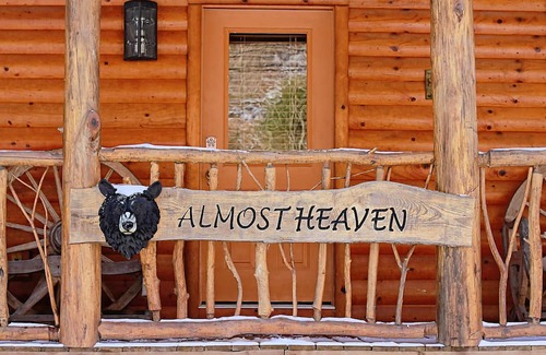 Henlawson Cabin | Deluxe 2 Bedroom Log Cabin