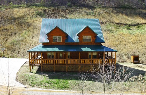 Henlawson Cabin | Deluxe 4 Bedroom 4-1/2 Bath Log Cabin With Theater Room