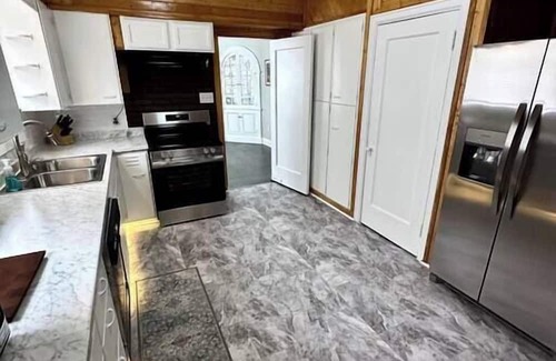 Stollings House | Spacious four-bedroom home