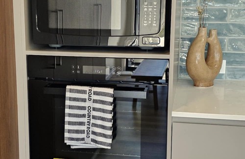 Pearce House | Luxury new 4bedrm Townhouse with 2 cars garage, Wifi, Woden CBD