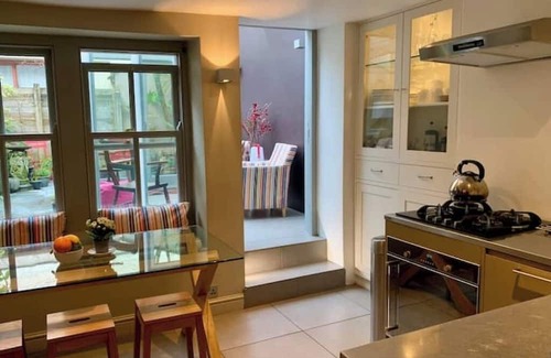 Newland Near Ulverston House | Charming 5* Georgian Townhouse + Sauna sleeps 6