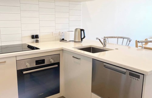 Auckland Apartment | New Townhouse with VIEW - Walking to Botany Center