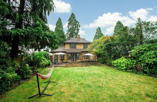 Canons House | Beautiful Tudor House - 15 mins to Wembley Stadium