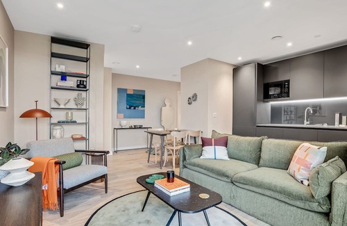 Bromley North Apartment | Elegant two-bedroom flat with a spacious balcony