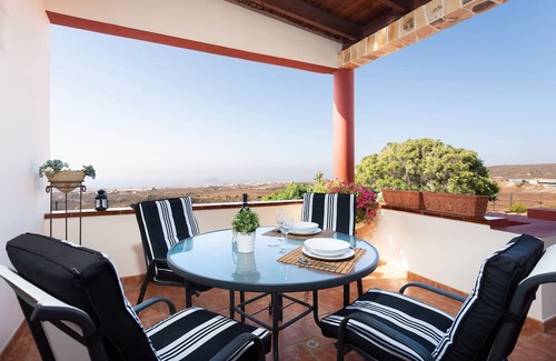Granadilla de Abona House | Vacation Home 'Justo El Médano' with Sea View, Shared Terrace and Wi-Fi