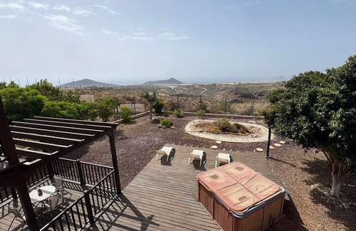 Granadilla de Abona House | Vacation Home 'Justo El Desierto' with Sea View, Shared Terrace and Wi-Fi