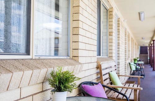 Goulburn Bed & Breakfast | Lilac City Motor Inn 2 Bedroom Interconnect 9/10