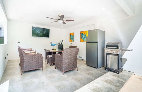 Golfito House | Golfito Luxury + Privacy-Located less than 5 minutes from the airport, grocery stores