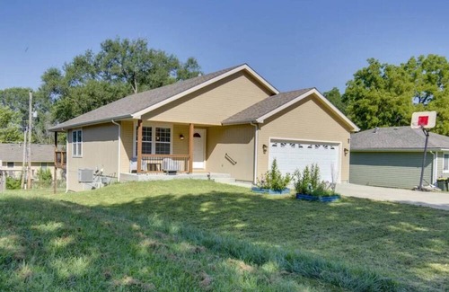 Lansing House | Spacious Country Family Haven in Lansing Kansas