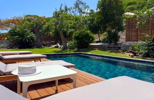 Terre-de-Haut Villa | Villa Maison Blanche, 5 bedrooms with swimming pool in a large wooded park