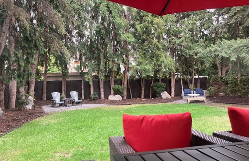South Pandosy House | Boyce-Gyro Beach Retreat (Right across from the beach!)
